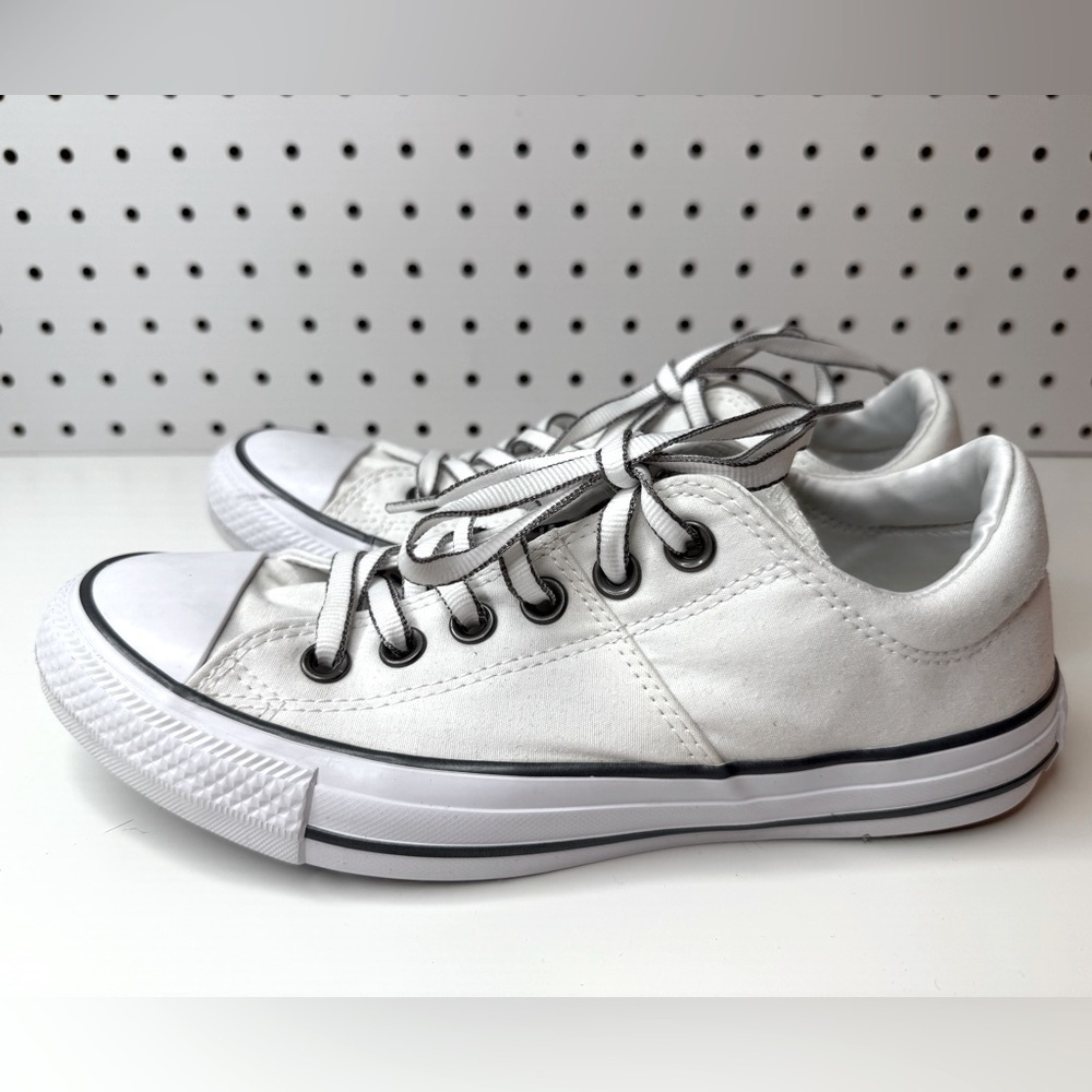 Converse Chuck Taylor All Star Low-Top Canvas Sneaker Women's 7 White & Black
